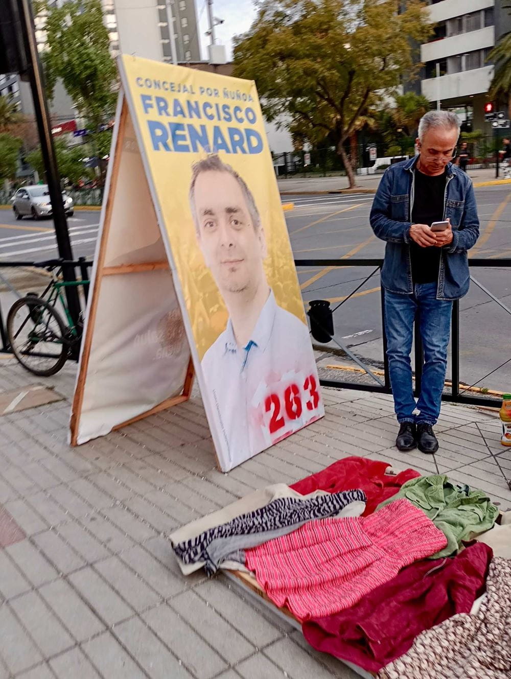 Dieser Kandidat hat sich sicher mehr Interesse an seinem Plakat auf der Plaza Nuñoa in Santiago gewünscht (Foto: Ximena Galleguillos) Mädchen und Jungen aus Haiti sitzen auf dem Foto. Fast die Hälfte der knapp drei Millionen Mädchen und Jungen leidet unter akutem Hunger. Schulen sind geschlossen und die Gewalt gegen Kinder nimmt verheerende Ausmaße an. (Foto: Erhard Stückrath/Kindernothilfe)