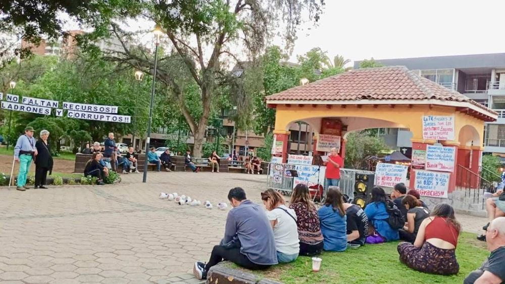 Kleine Veranstaltung von Anwohnern auf der Plaza Nuñoa zu Erinnerung an die Opfer des "estallido social" (Foto: Ximena Galleguillos) Kleine Veranstaltung von Anwohnern auf der Plaza Nuñoa zu Erinnerung an die Opfer des "estallido social" (Foto: Ximena Galleguillos)