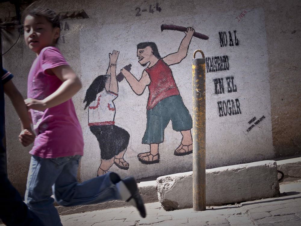 "Nein zu häuslicher Gewalt" steht neben dem Wandbild (Quelle: Jakob Studnar) "Nein zu häuslicher Gewalt" steht neben dem Wandbild (Quelle: Jakob Studnar)