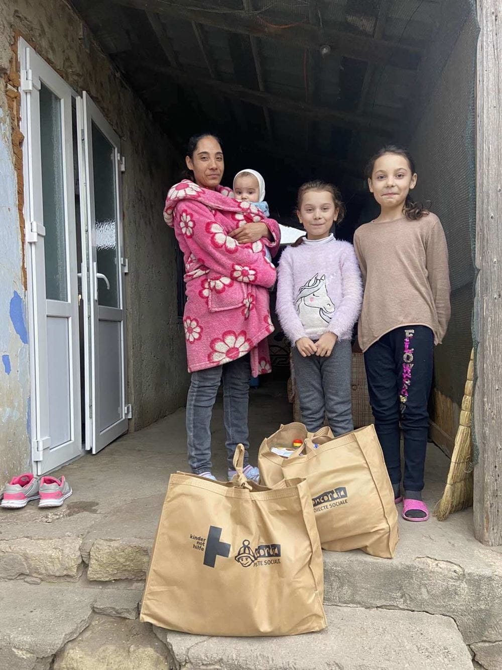 Familie in Moldau erhält Kleidung und Nahrung für den Winter. (Foto: CONCORDIA Sozialprojekte) Familie in Moldau erhält Kleidung und Nahrung für den Winter. (Foto: CONCORDIA Sozialprojekte)