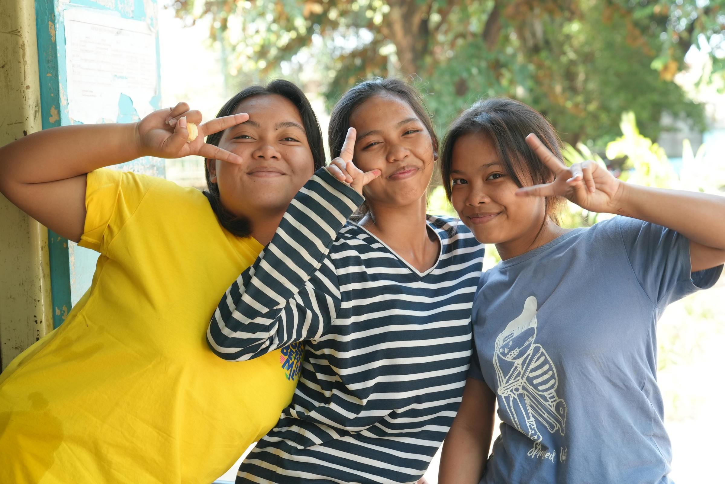 Drei Mädchen in Indonesien lachen und zeigen das Peace-Zeichen. (Foto: Jonas Hieronimus) Drei Mädchen in Indonesien lachen und zeigen das Peace-Zeichen. (Foto: Jonas Hieronimus)