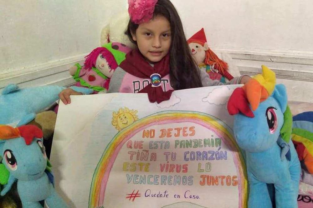 Mädchen aus dem Projekt „Niñas y Niños sin Fronteras“ „Lass nicht zu, dass diese Pandemie Dein Herz (schwarz) färbt. Bleib’ zu Hause." Mädchen aus dem Projekt „Niñas y Niños sin Fronteras“ „Lass nicht zu, dass diese Pandemie Dein Herz (schwarz) färbt. Bleib’ zu Hause."