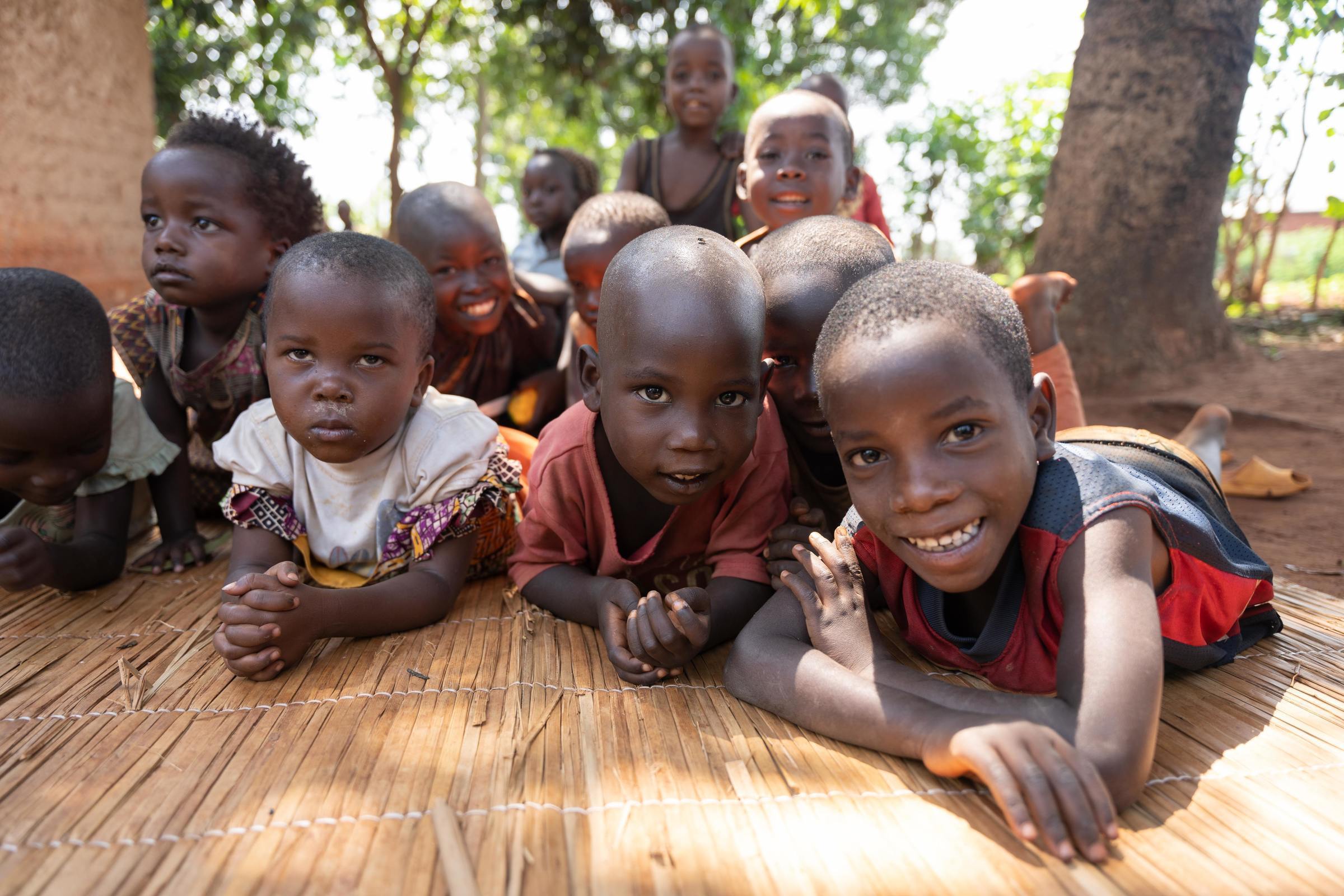Kinder liegen auf einer Matte während der einer Sitzung der Selbsthilfegruppe (Quelle: Christian Nusch)
