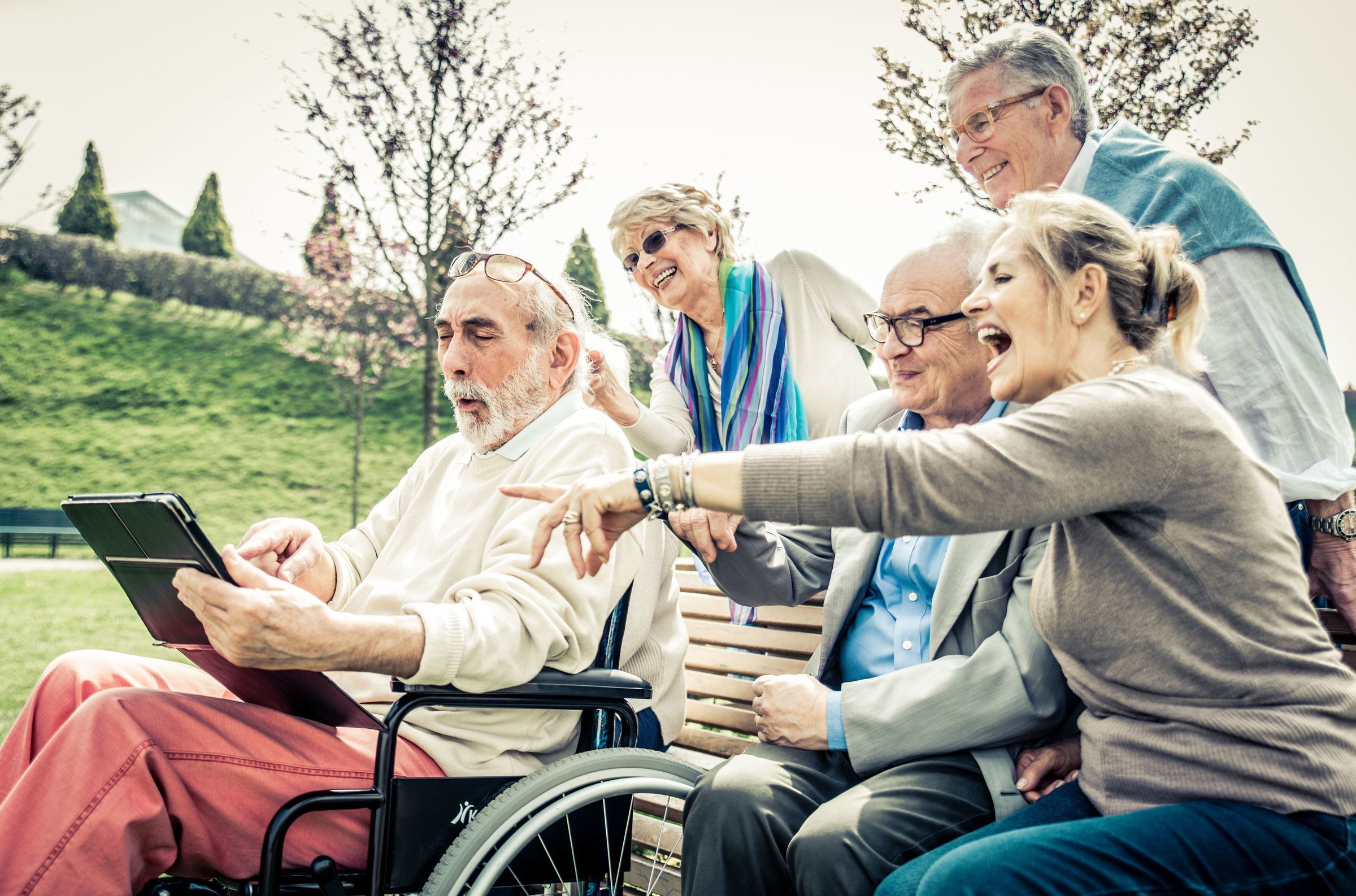 Unterhaltung auf Parkbank. (Foto: oneinchpunch/Shutterstock.com)