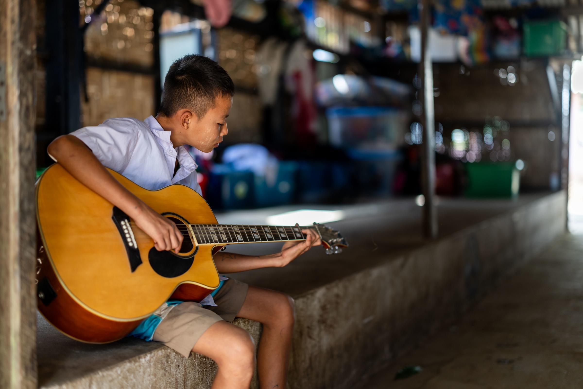 Kind in thailändischem Projekt spielt Gitarre. (Foto: Kindernothilfe / Lars Heidrich) Kind in thailändischem Projekt spielt Gitarre. (Foto: Kindernothilfe / Lars Heidrich)
