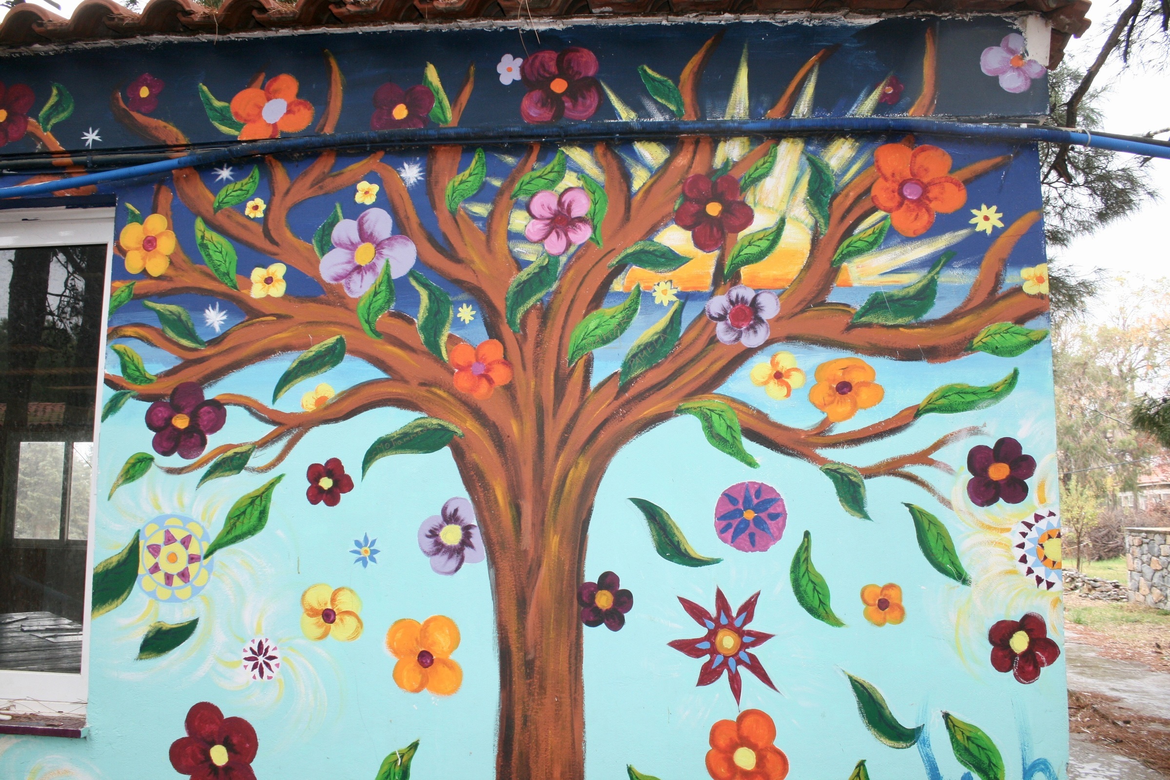 Bunte Malerei eines Baumes an einer Häuserwand in Chile. (Foto: Jürgen Schübelin)