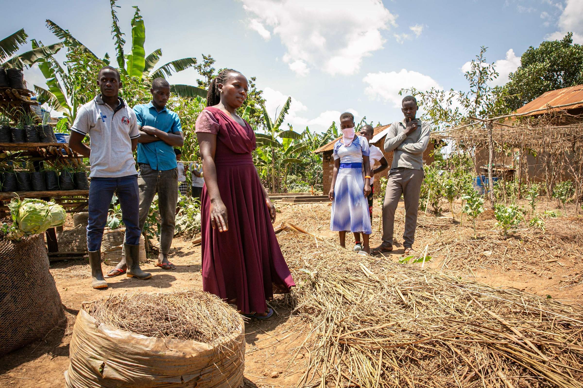 Besuch einer mobile young farmers group in Kabira, hier Janepher Namukaya bei der Gartenarbeit (Quelle: Sascha Montag)