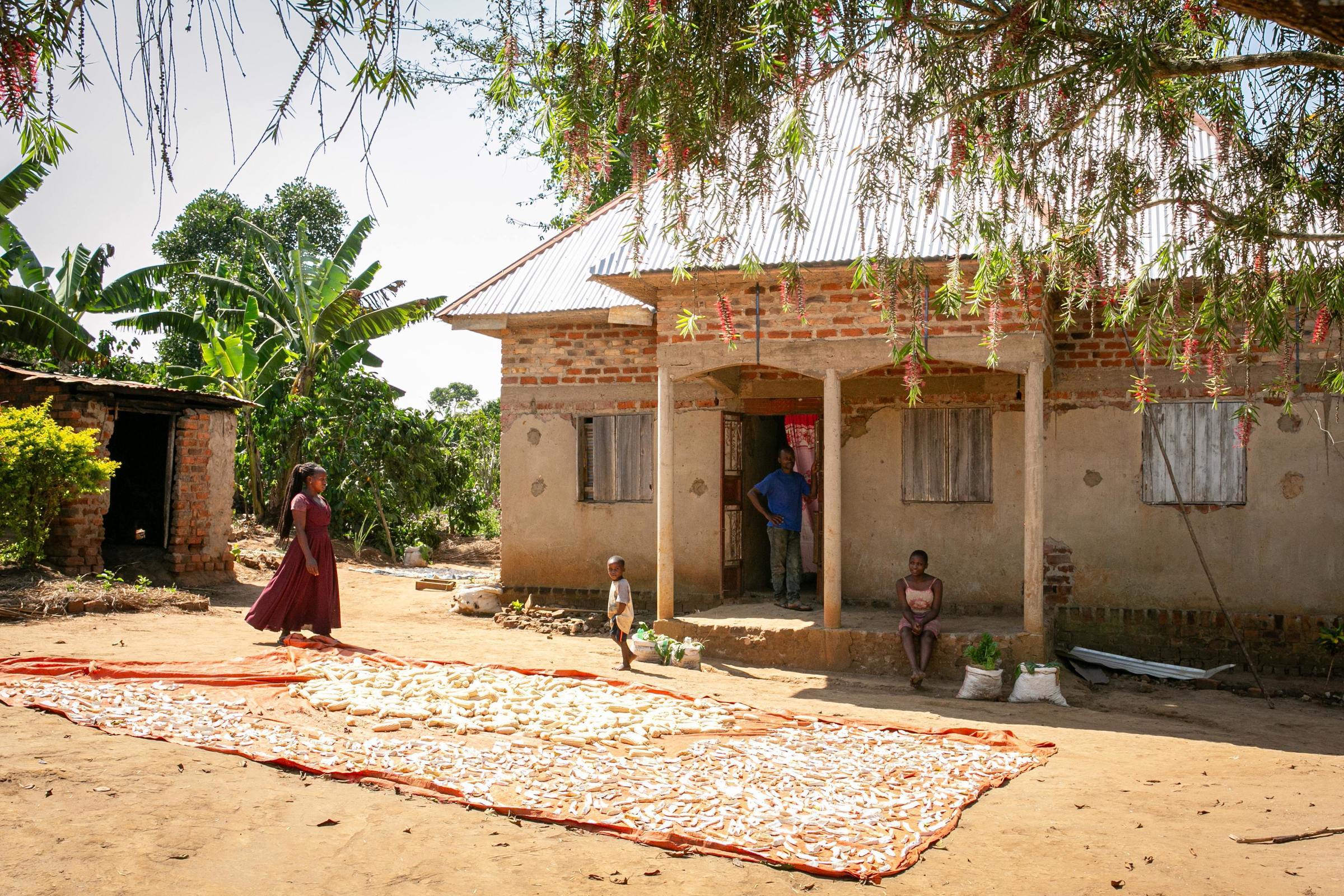 Janepher Namukaya und ihre Familie vor ihrem Haus (Quelle: Sascha Montag)