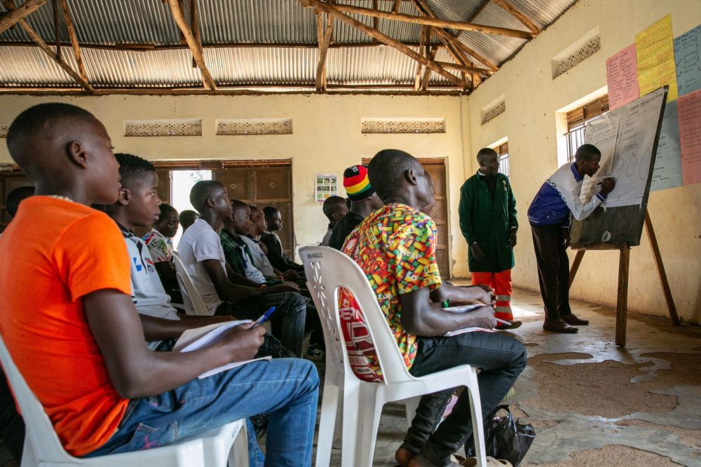 Theorieunterricht im Rahmen des Mobile Farm School Programms (Quelle: Sascha Montag) Theorieunterricht im Rahmen des Mobile Farm School Programms (Quelle: Sascha Montag)