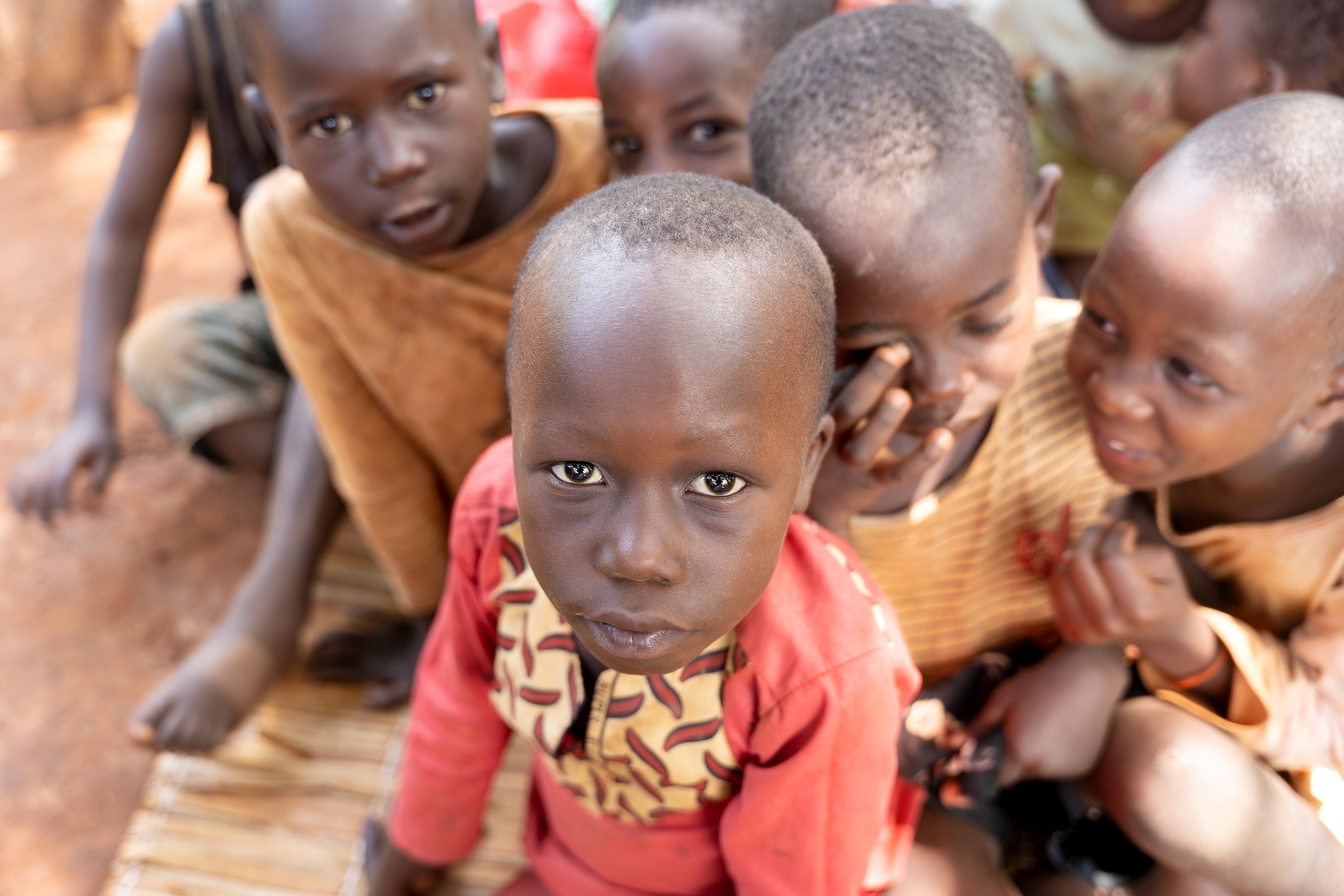 Kind aus Burundi schaut in die Kamera. (Foto: Christian Nusch)