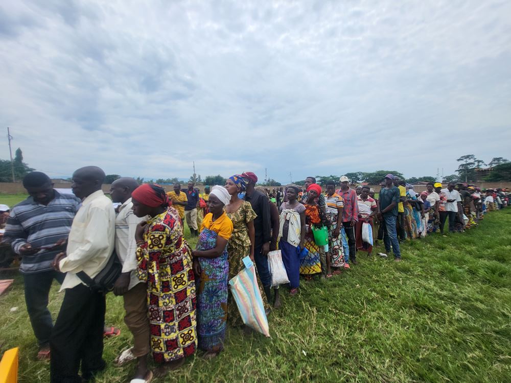 Menschen stehen für Lebensmittel an. (Foto: Kindernothilfepartner) Menschen stehen für Lebensmittel an. (Foto: Kindernothilfepartner)