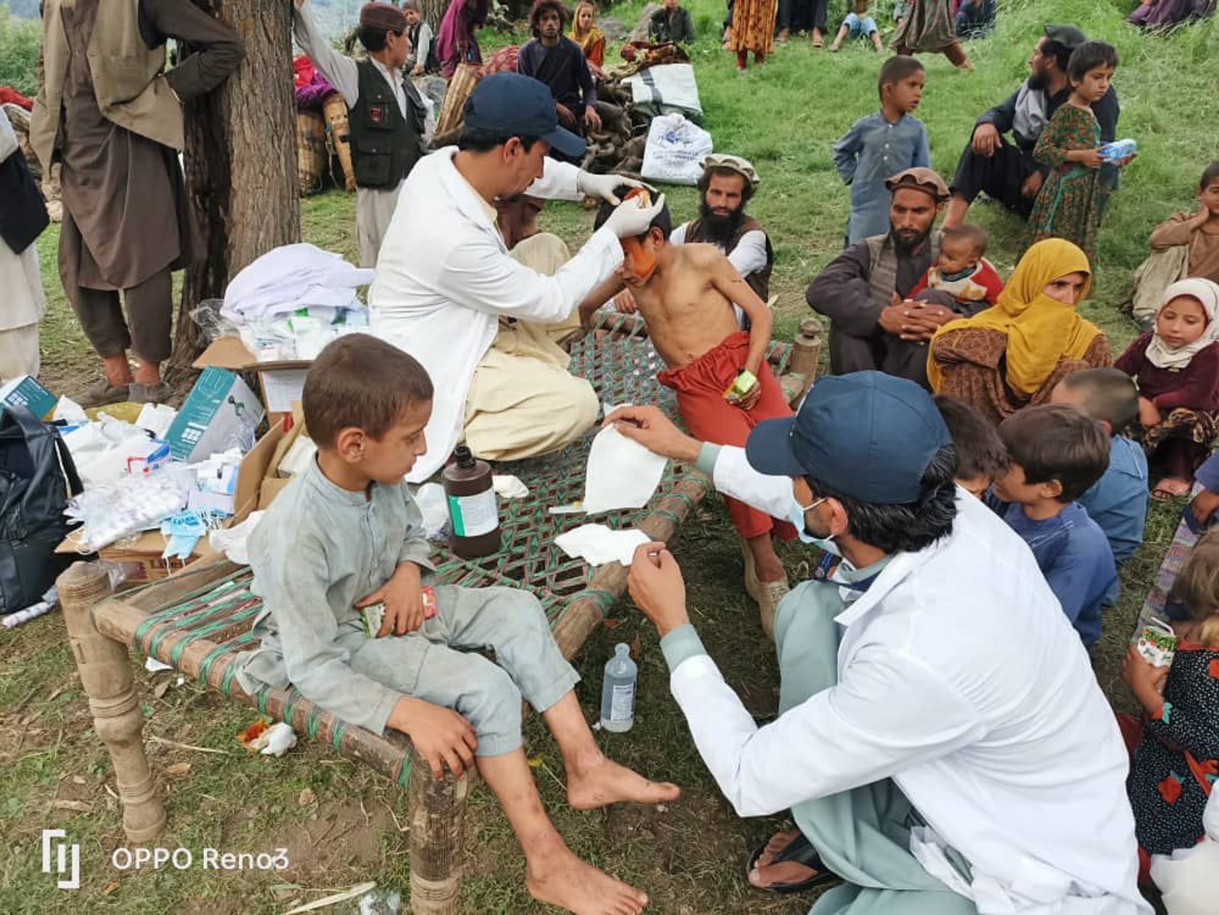 Versorgung von Erdbebenopfern in Ost-Afghanistan (Foto: Kindernothilfe-Partner)