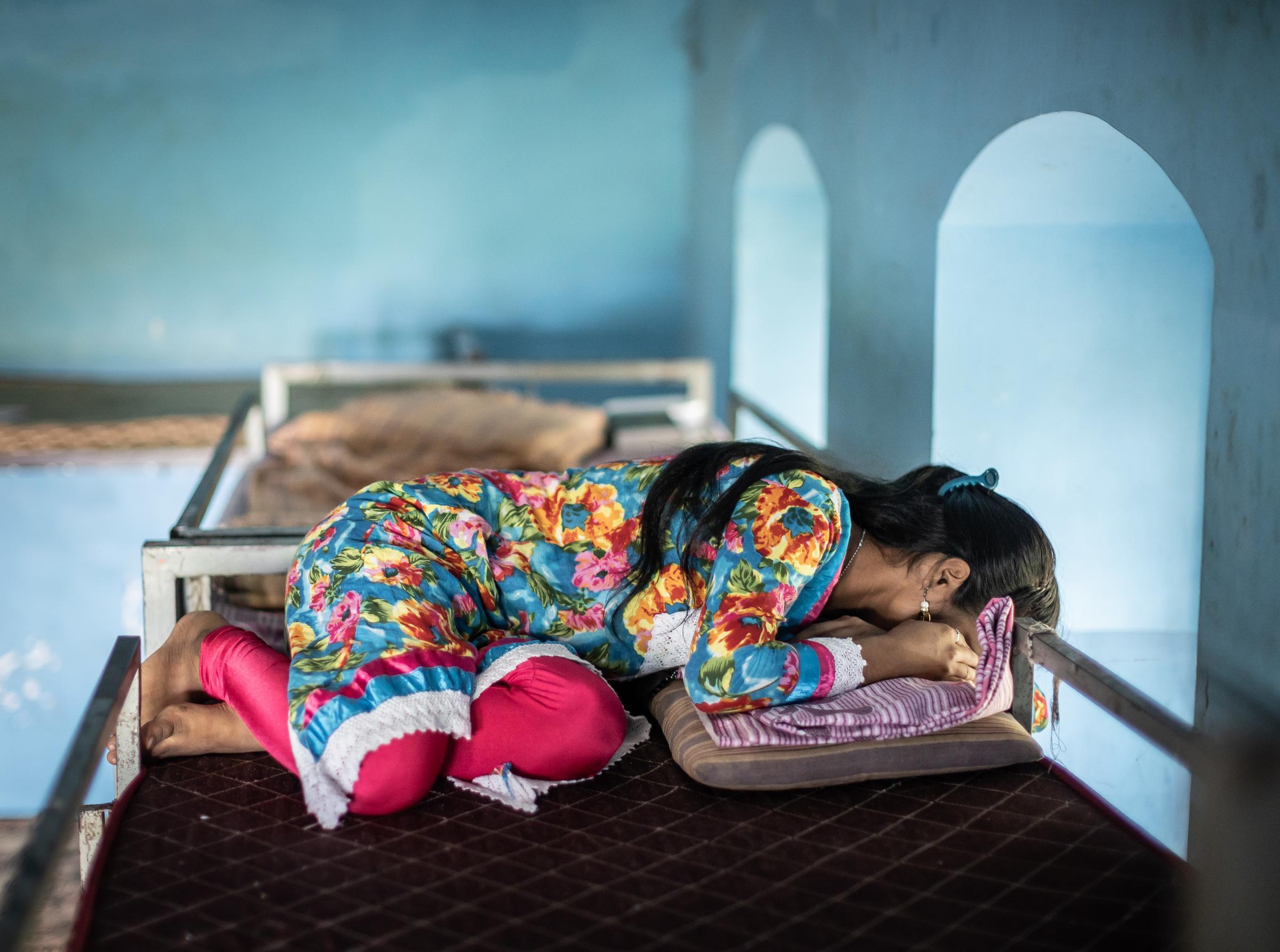 Mädchen vergräbt ihr Gesicht in ihren Armen. (Foto: Jakob Studnar) Mädchen vergräbt ihr Gesicht in ihren Armen. (Foto: Jakob Studnar)