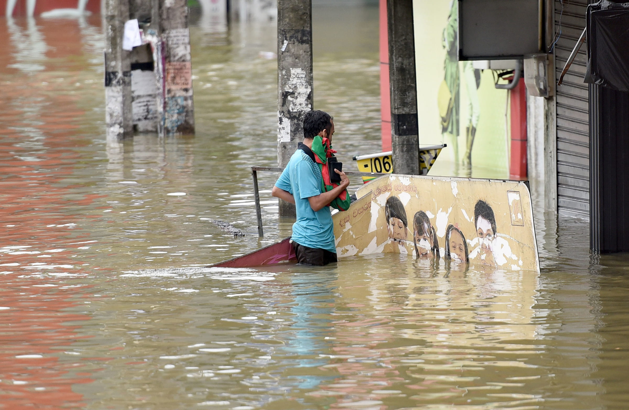 Ein Mann in den überfluteten Straßen im Gampaha District, Sri Lanka. (Foto: APA-Images / Eyevine / Gayan Sameera Xinhua) Ein Mann in den überfluteten Straßen im Gampaha District, Sri Lanka. (Foto: APA-Images / Eyevine / Gayan Sameera Xinhua)