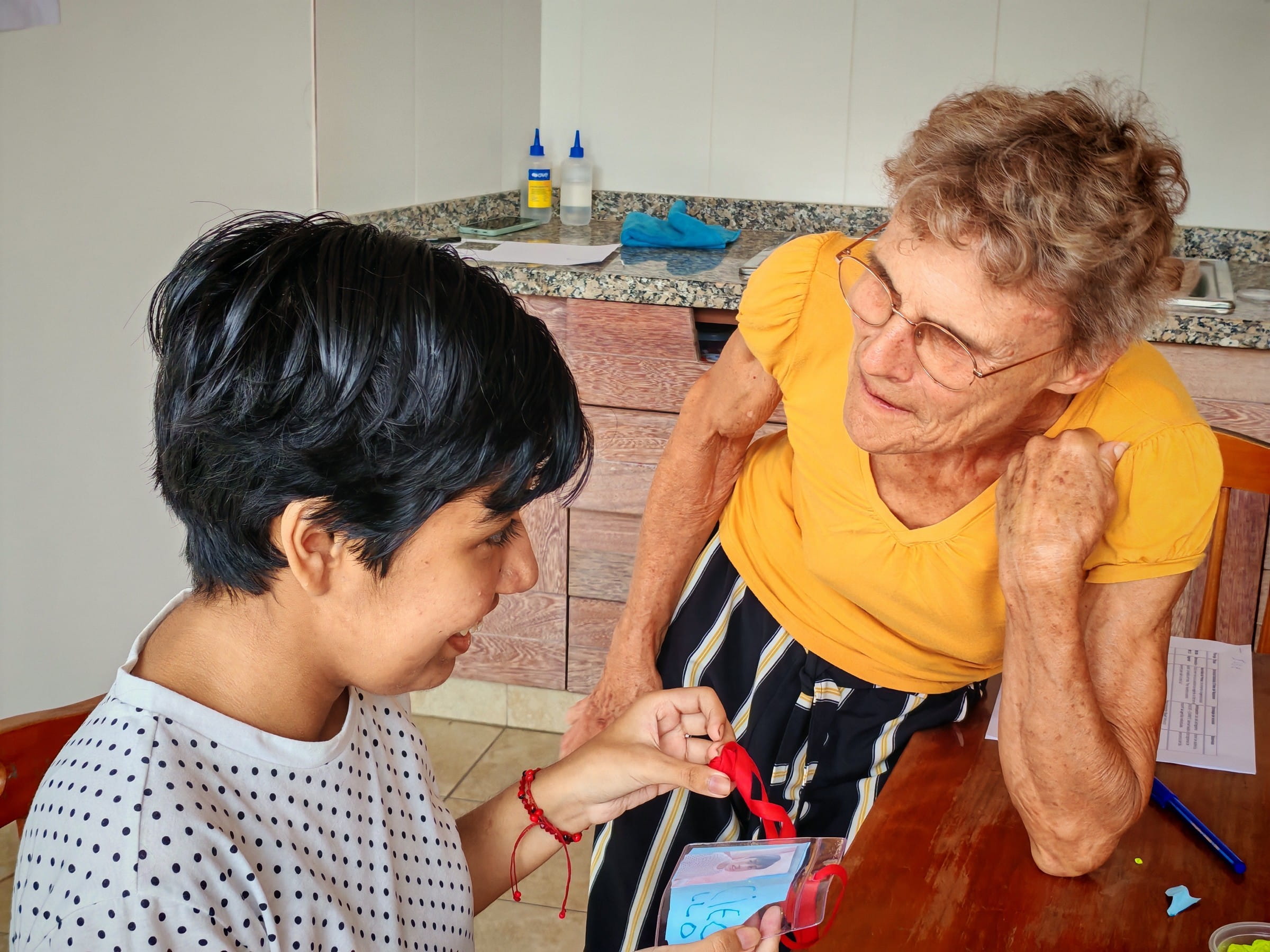 Ilse Kreiner im Gespräch mit einem Kind im Projekt Aynimundo in Lima, Peru. (Foto: Christian Delgado Linares)