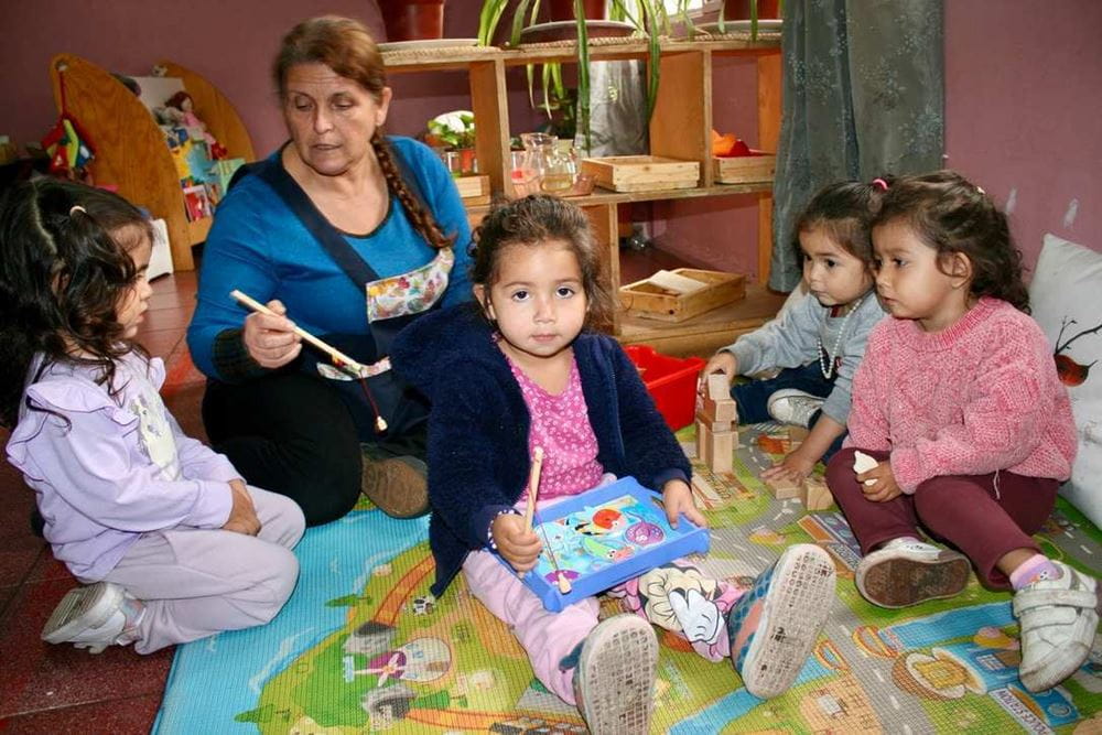 La Victoria: Die Rasenmäher-Kürzungs-Maßnahmen der neuen chilenischen Regierung treffen den seit Jahren chronisch unterfinanzierten Bereich der Arbeit mit Kindern und Jugendlichen in Armenvierteln besonders hart. (Foto: Jürgen Schübelin) La Victoria: Die Rasenmäher-Kürzungs-Maßnahmen der neuen chilenischen Regierung treffen den seit Jahren chronisch unterfinanzierten Bereich der Arbeit mit Kindern und Jugendlichen in Armenvierteln besonders hart. (Foto: Jürgen Schübelin)