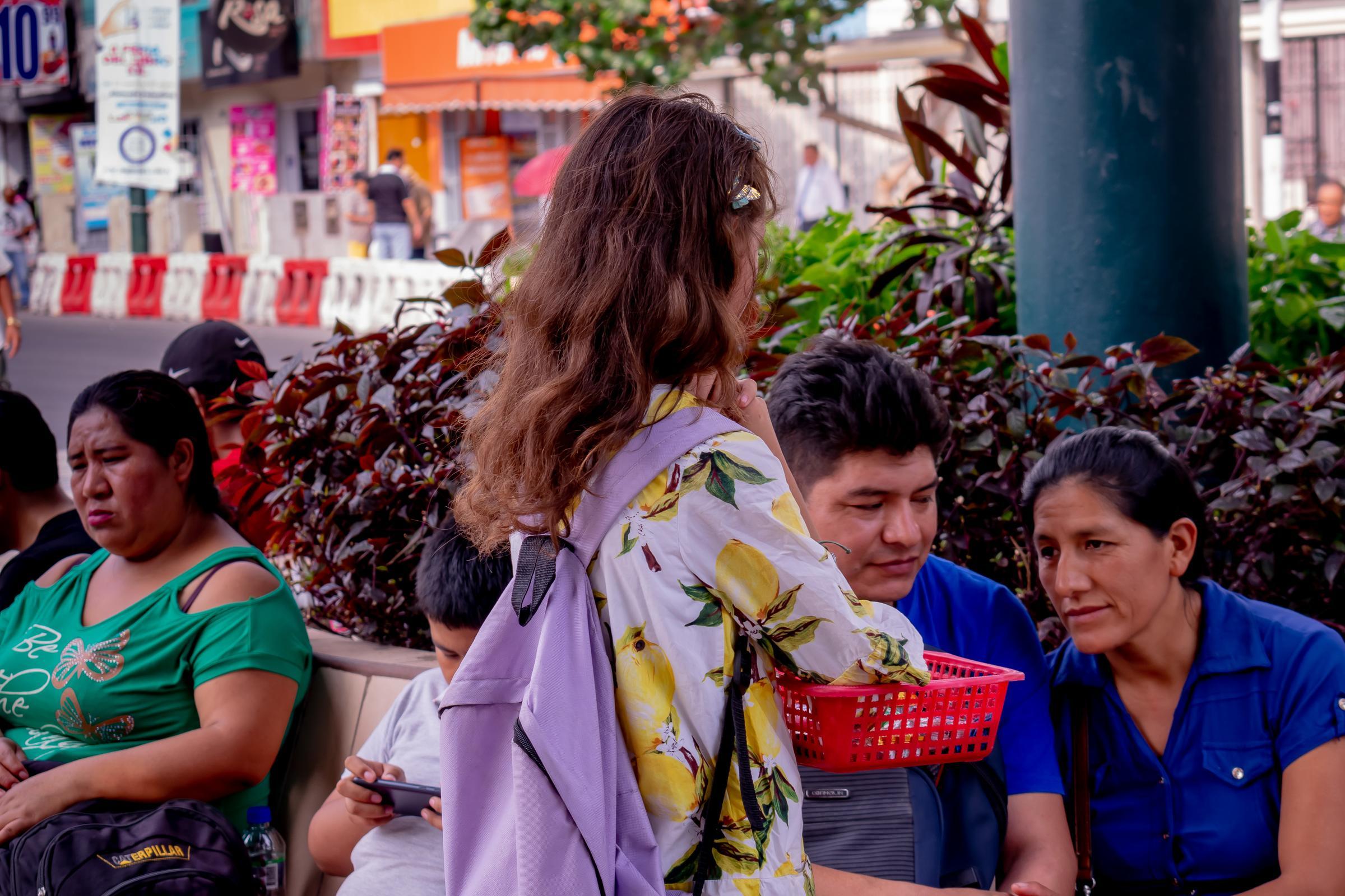 Das venezolanische Mädchen Joskari (12) unterstützt ihre Familie, indem sie in San Juan de Lurigancho (Lima) Süßigkeiten verkauft. (Foto: Gerson Manuel Arteaga Paredes, CESIP)