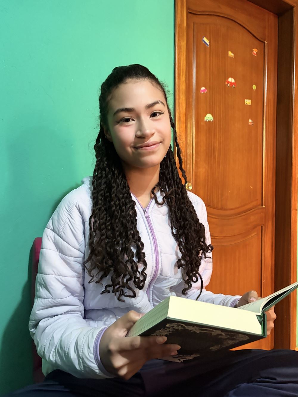 Das venezolanische Mädchen Venecia liest das Buch "Tausend Jahre Einsamkeit". (Foto: Chamos Venezolanos) Das venezolanische Mädchen Venecia liest das Buch "Tausend Jahre Einsamkeit". (Foto: Chamos Venezolanos)