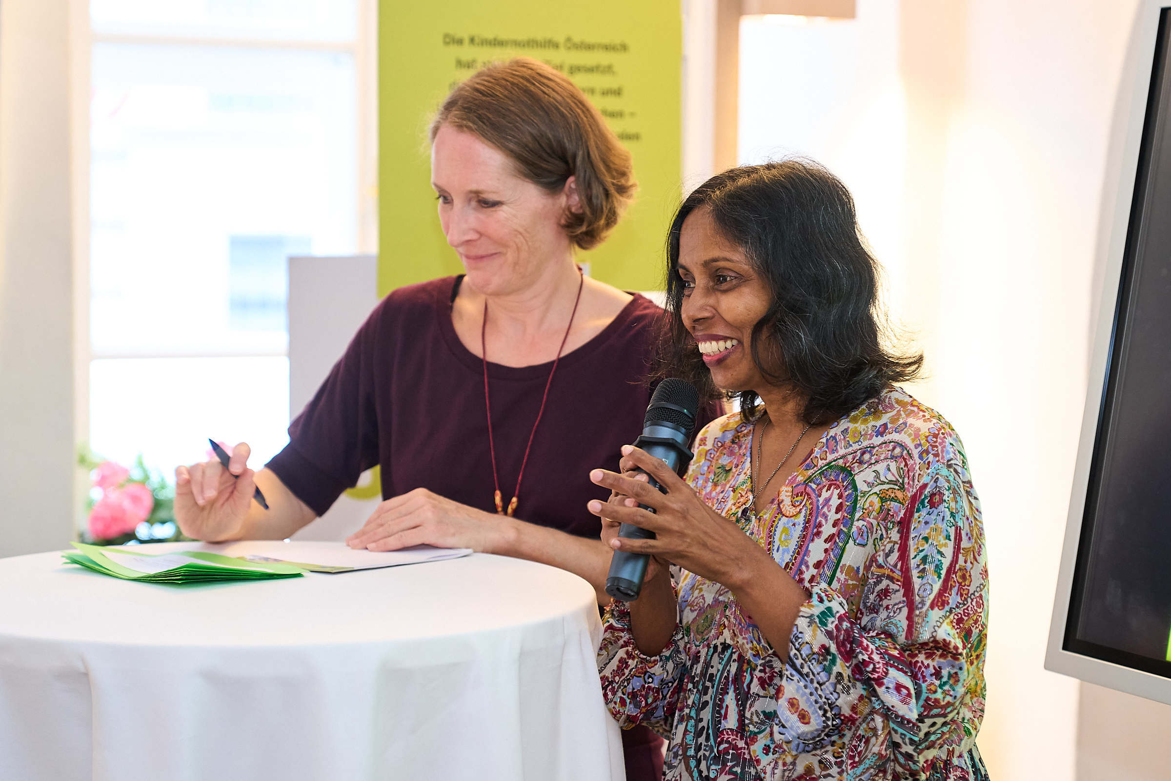Kindernothilfe Mitarbeiterinnen Julia Drazdil-Eder und Ramya Jirasinghe beim Geburtstagsfest anlässlich 30 Jahre Kindernothilfe Österreich (Foto: zopf-photography.com)