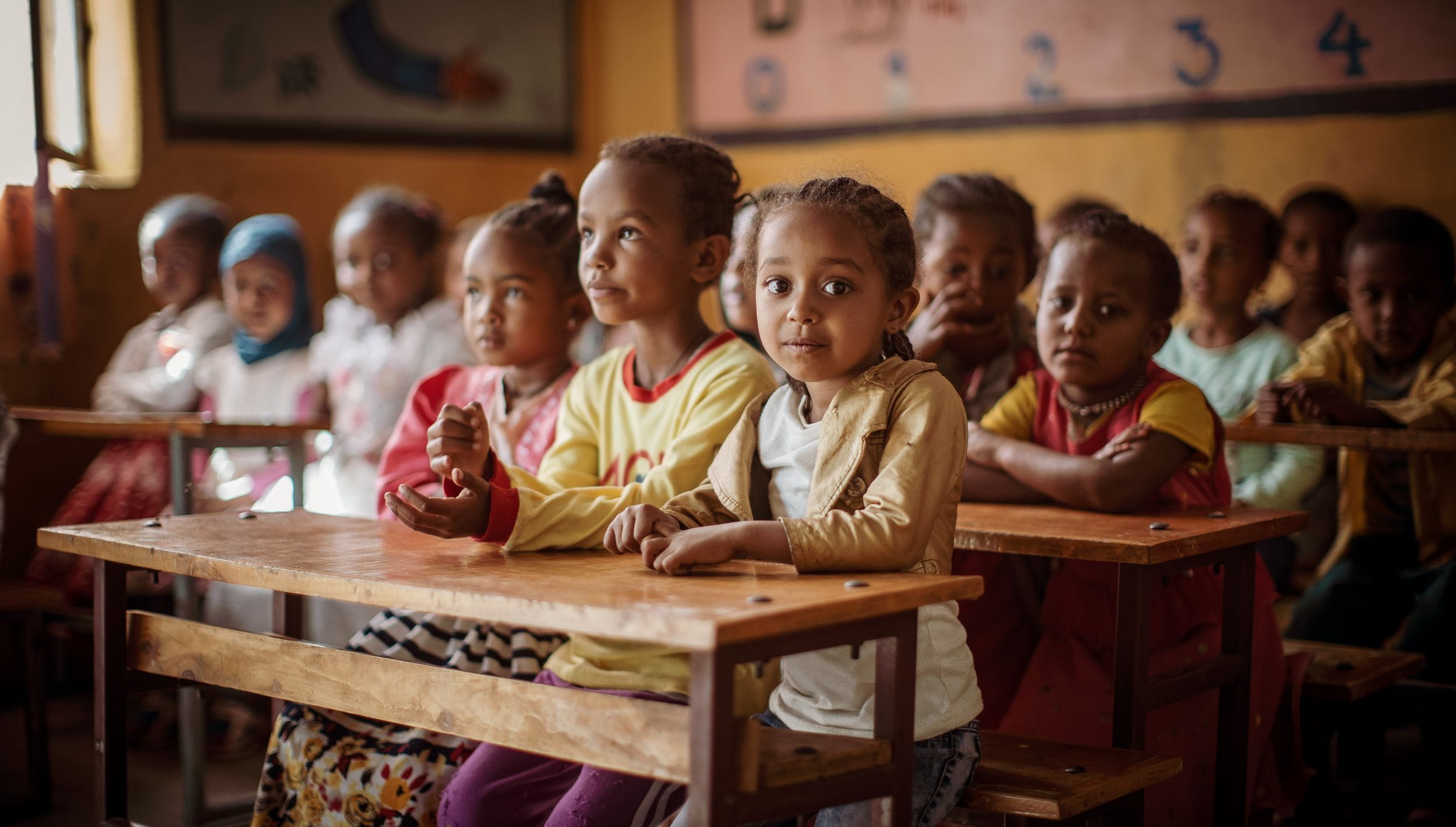 Kinder in Äthiopien sitzen in den Schulbänken. (Quelle: Jakob Studnar)