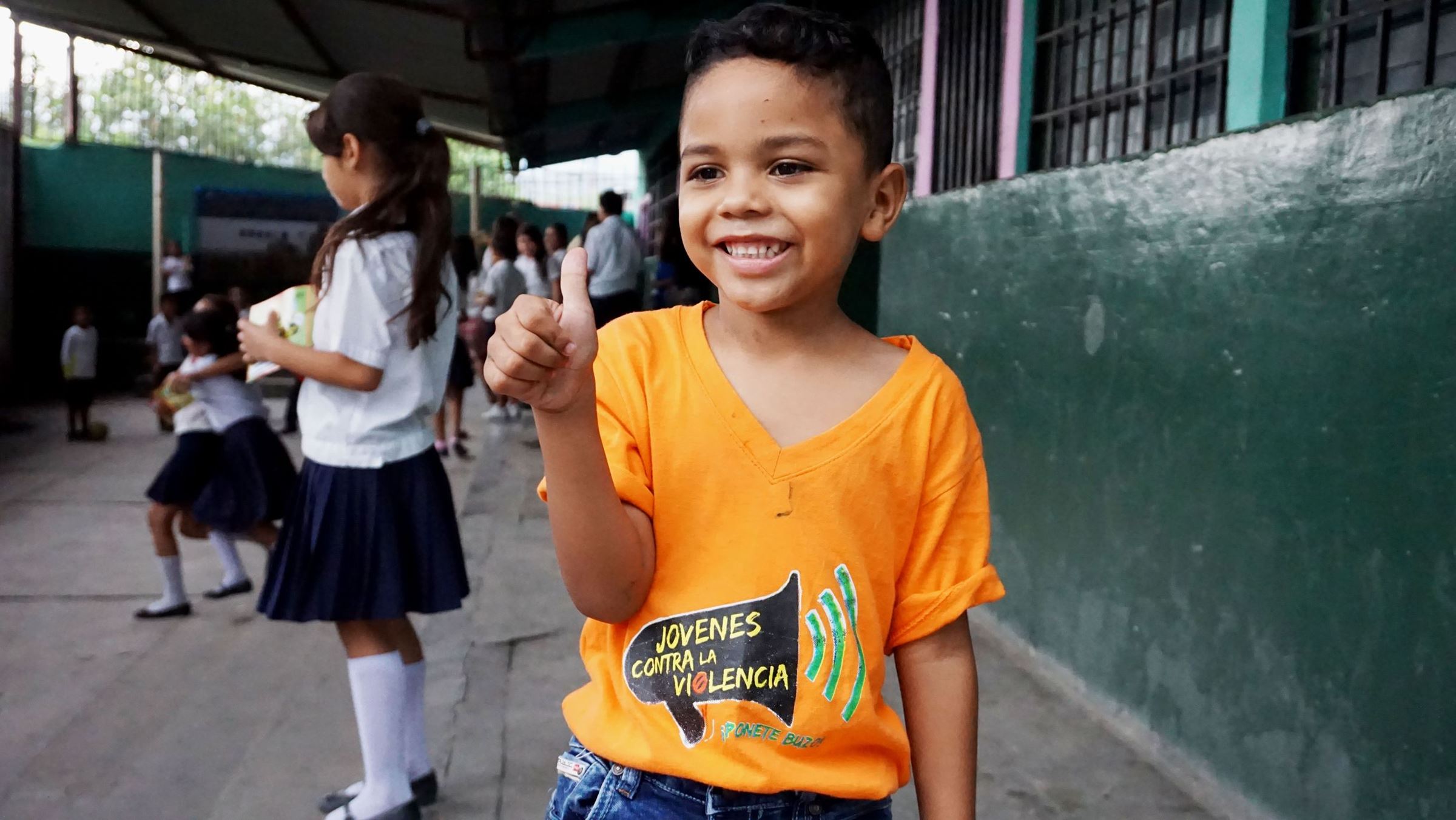 Ein kleiner Junge in Honduras zeigt den Daumen hoch. (Quelle: Lorenz Töpperwien)
