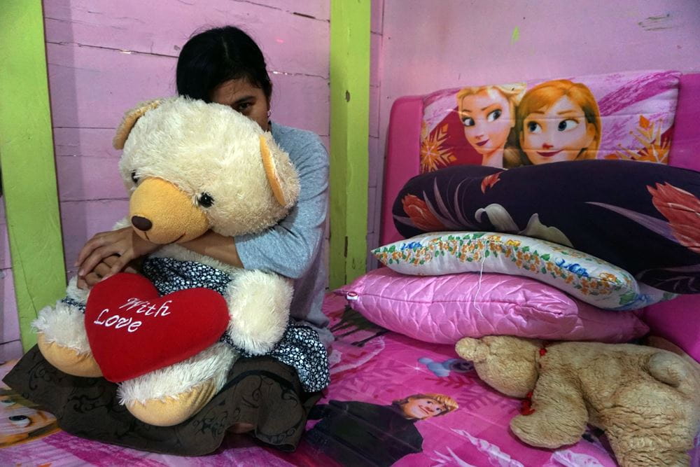 Kind mit großem Stofftier (Quelle: Christiane Dase) Kind mit großem Stofftier (Quelle: Christiane Dase)