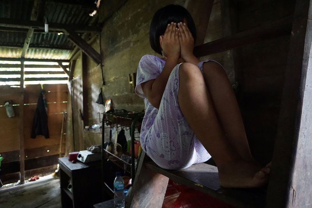 Kind in Hütte hält sich Hände vor das Gesicht (Quelle: Christiane Dase) Kind in Hütte hält sich Hände vor das Gesicht (Quelle: Christiane Dase)