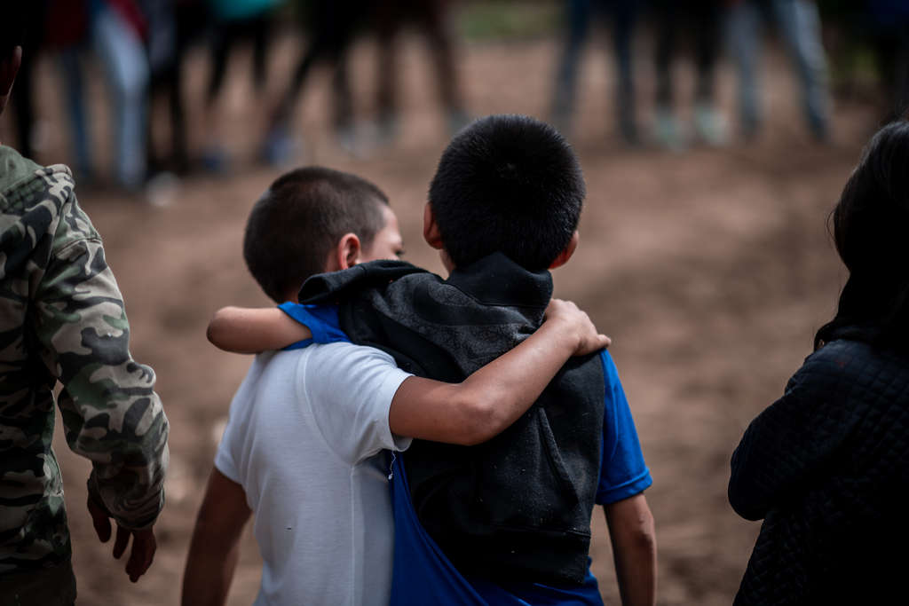 Zwei Jungen aus Guatemala stehen Arm in Arm. (Quelle: Fabian Strauch)