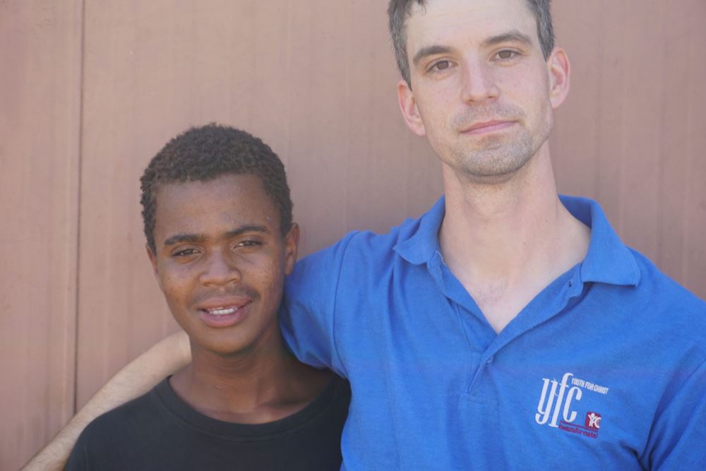 Reportage: Auf den Straßen von Südafrika; Foto: Greg und Straßenkind blicken in die Kamera(Quelle: Sarah Plate / Kindernothilfe) Reportage: Auf den Straßen von Südafrika; Foto: Greg und Straßenkind blicken in die Kamera(Quelle: Sarah Plate / Kindernothilfe)
