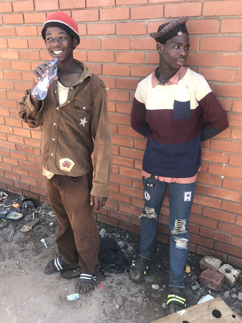 Reportage: Auf den Straßen von Südafrika; Foto: Zwei Straßenkinder vor einer Mauer  (Quelle: Sarah Plate / Kindernothilfe)