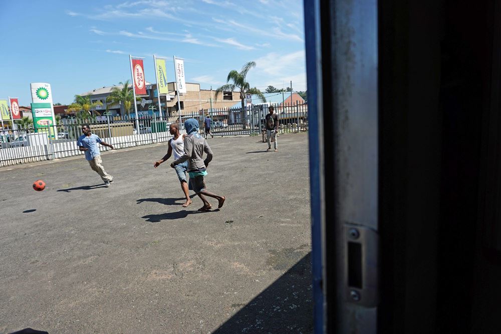 Reportage: Auf den Straßen von Südafrika; Foto: Straßenkinder beim Fußball spielen (Quelle: Lorenz Töpperwien / Kindernothilfe) Reportage: Auf den Straßen von Südafrika; Foto: Straßenkinder beim Fußball spielen (Quelle: Lorenz Töpperwien / Kindernothilfe)