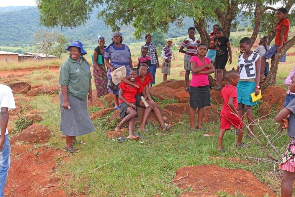 Foto: Kindergruppe unter einem Baum (Quelle: Ralf Krämer, Kindernothilfe) Foto: Kindergruppe unter einem Baum (Quelle: Ralf Krämer, Kindernothilfe)