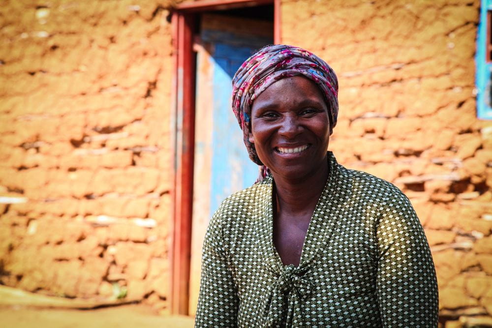 Foto: Eine lachende Frau vor einem Haus (Quelle: Ralf Krämer, Kindernothilfe) Foto: Eine lachende Frau vor einem Haus (Quelle: Ralf Krämer, Kindernothilfe)