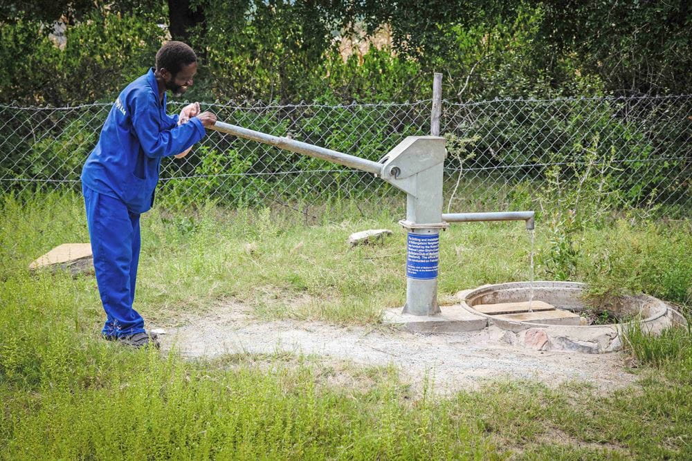 Foto: Ein Landwirtschaftsexperte pumpt Wasser in ein Auffangbecken (Quelle: Ralf Krämer, Kindernothilfe) Foto: Ein Landwirtschaftsexperte pumpt Wasser in ein Auffangbecken (Quelle: Ralf Krämer, Kindernothilfe)