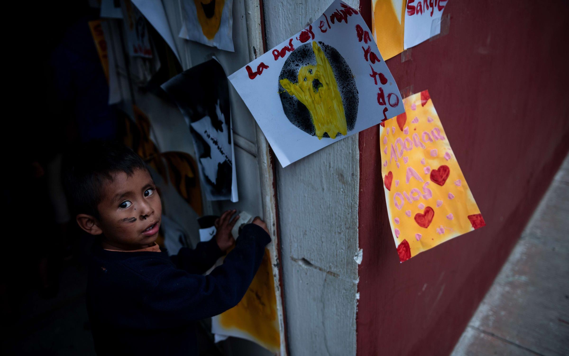 Reportage Guatemala; Foto: Kind hängt Bild auf (Quelle: Fabian Strauch / Kindernothilfe)