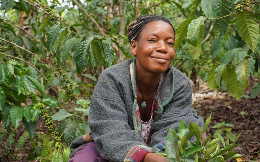 Reportage Uganda: Aufschwung am Äquator; Foto: Frau auf ihrem Feld (Quelle: Ludwig Grunewald / Kindernothilfe) Reportage Uganda: Aufschwung am Äquator; Foto: Frau auf ihrem Feld (Quelle: Ludwig Grunewald / Kindernothilfe)