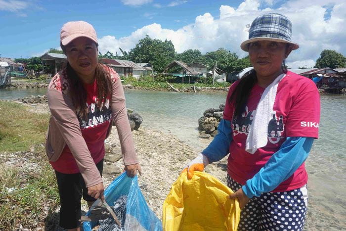 Zwei Frauen eine philippinische Selbsthilfegruppe halten einen Sack in den Händen. Darin sammeln sie Müll am Strand, um ihn zu säubern. (Quelle: Ludwig Grunewald) Zwei Frauen eine philippinische Selbsthilfegruppe halten einen Sack in den Händen. Darin sammeln sie Müll am Strand, um ihn zu säubern. (Quelle: Ludwig Grunewald)