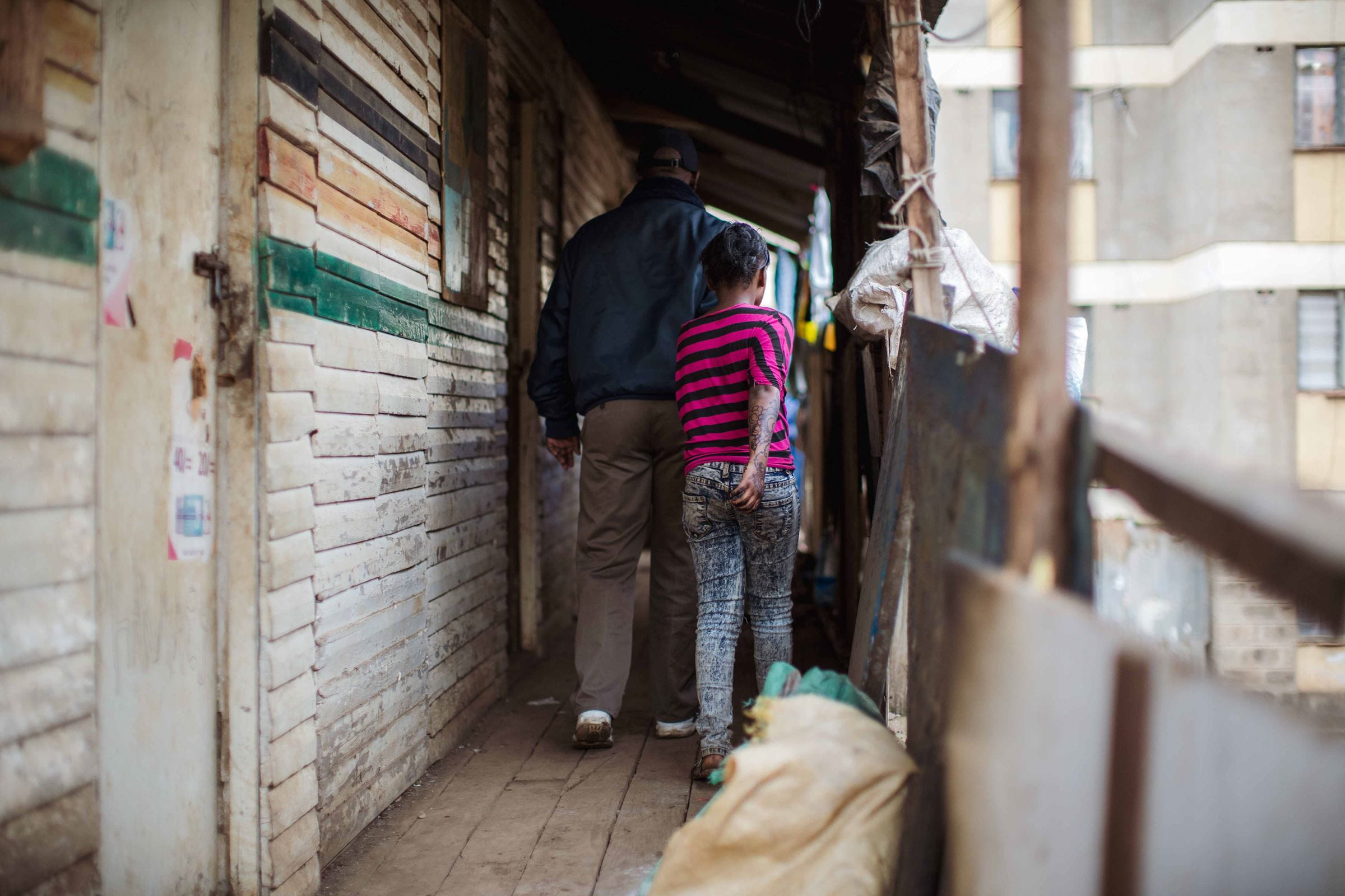 Ein Mann zieht ein Mädchen am Arm durch einen Flur hinter sich her. (Quelle: Lars Heidrich) Ein Mann zieht ein Mädchen am Arm durch einen Flur hinter sich her. (Quelle: Lars Heidrich)